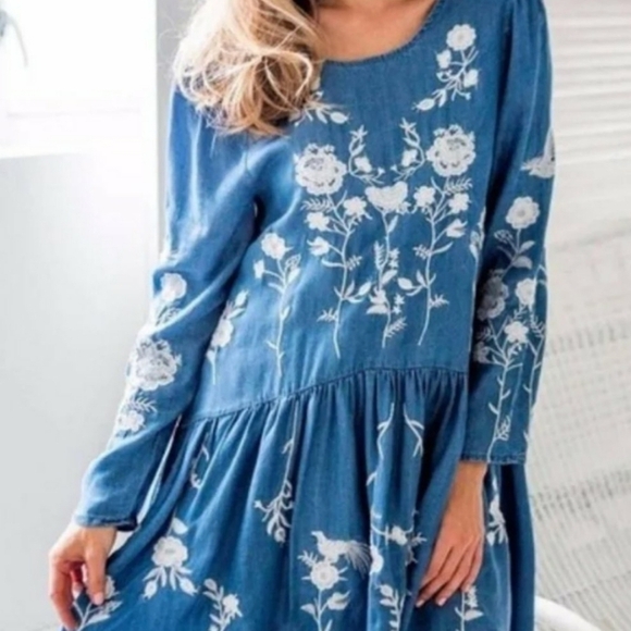 Versona Dresses & Skirts - Versona Embroidered Chambray Long Sleeve Dress